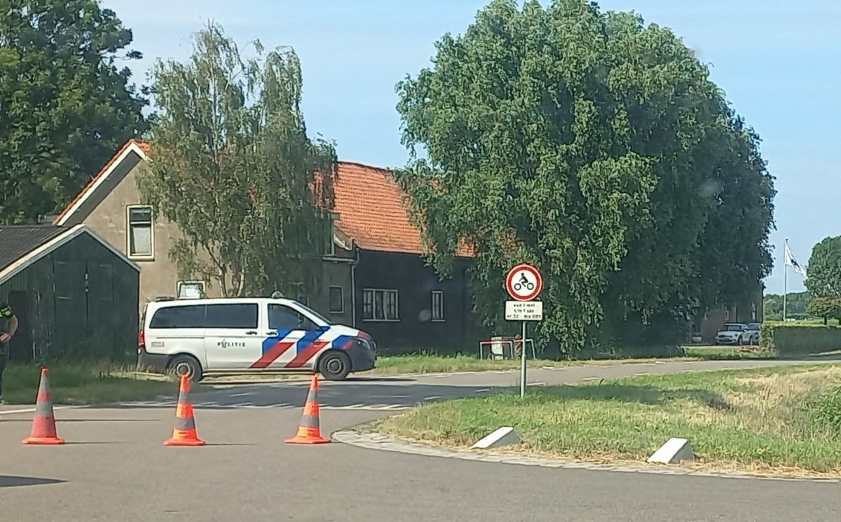 sireneanoniem's tweet photo. Dorpsweg Simonshaven (langs Biert) afgesloten in beide richtingen ivm ongeval bestelbus - brand
#Simonshaven #Dorpsweg #Biert #Brand #Ongeval #Nissewaard #Geervliet https://t.co/9ALvdpNY9G