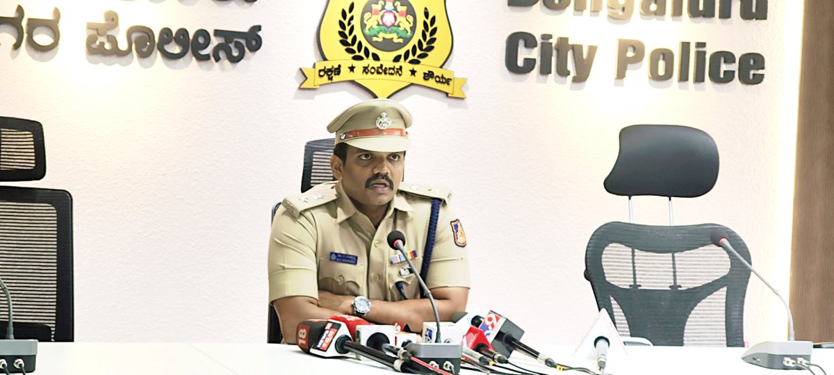 DCPSouthBCP's tweet photo. ಉಪ ಪೊಲೀಸ್ ಆಯುಕ್ತರು ದಕ್ಷಿಣ ವಿಭಾಗದ 
​ಜಯನಗರ ಠಾಣೆ ವ್ಯಾಪ್ತಿಯಲ್ಲಿ ನಡೆದ ಪ್ರಮುಖ ಮನೆಗಳ್ಳತನ ಪ್ರಕರಣವನ್ನು ಅತ್ಯಂತ ಚಾಣಾಕ್ಷತನದಿಂದ ಭೇದಿಸುವಲ್ಲಿ ನಮ್ಮ ತಂಡ ಯಶಸ್ವಿಯಾಗಿದೆ! 
​ಸುಮಾರು 18 ವರ್ಷಗಳಿಂದ ನಂಬಿಕಸ್ಥಳಾಗಿ ಕೆಲಸ ಮಾಡುತ್ತಿದ್ದ ಮನೆಗೆಲಸದ ಮಹಿಳೆಯೇ ಕಳ್ಳತನ ಮಾಡಿರುವುದನ್ನು ಪತ್ತೆಹಚ್ಚಿ, ಆರೋಪಿತೆಯನ್ನು ಬಂಧಿಸಲಾಗಿದೆ. ಬಂಧಿತಳಿಂದ ಸಾರ್ವಜನಿಕರ ಸುಮಾರು ಐವತ್ತು ಲಕ್ಷ ರೂಪಾಯಿ ಒಟ್ಟು ಮೌಲ್ಯದ ಈ ಕೆಳಗಿನ ಸ್ವತ್ತನ್ನು ಯಶಸ್ವಿಯಾಗಿ ಮರಳಿ ವಶಪಡಿಸಿಕೊಳ್ಳಲಾಗಿದೆ:
🔹 262 ಗ್ರಾಂ ಚಿನ್ನಾಭರಣಗಳು
🔹 2 ಕೆಜಿ 366 ಗ್ರಾಂ ಬೆಳ್ಳಿ ಬಿಸ್ಕೆಟ್‌ಗಳು ಹಾಗೂ ಬೆಳ್ಳಿ ವಸ್ತುಗಳು
🔹 ₹65,000/- ನಗದು ಹಣ
🔹 05 ರೇಷ್ಮೆ ಸೀರೆಗಳು
​ನಮ್ಮ ಮಾರ್ಗದರ್ಶನದಲ್ಲಿ ಶ್ರಮವಹಿಸಿ, ಸಾರ್ವಜನಿಕರ ಸ್ವತ್ತನ್ನು ಯಶಸ್ವಿಯಾಗಿ ಮರಳಿ ಪಡೆದ ಜಯನಗರ ಉಪ ವಿಭಾಗದ ಸಹಾಯಕ ಪೊಲೀಸ್ ಆಯುಕ್ತರಾದ ಶ್ರೀ ಲಕ್ಷ್ಮೀನಾರಾಯಣ @acpjayanagar ಹಾಗೂ ಪೊಲೀಸ್ ಇನ್ಸ್‌ಪೆಕ್ಟರ್ ಶ್ರೀ ಗಿರೀಶ್ ಎಂ.ಎಲ್ @jayanagarps ಮತ್ತು ಅವರ ಇಡೀ ತಂಡದ ವೃತ್ತಿಪರ ಕಾರ್ಯವೈಖರಿಯನ್ನು ಮುಕ್ತಕಂಠದಿಂದ ಶ್ಲಾಘಿಸುತ್ತೇನೆ.

​"ಅಪರಾಧ ಮುಕ್ತ ಬೆಂಗಳೂರೇ ನಮ್ಮ ಮೊದಲ ಆದ್ಯತೆ".
​#BengaluruPolice #CrimeDetection #JayanagarPS #PublicSafety
