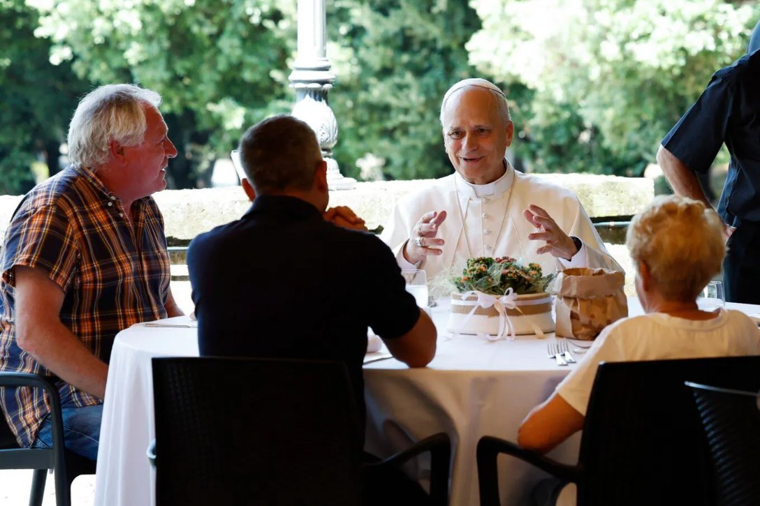 ChristopherHale's tweet photo. NEW: Pope Leo XIV will celebrate Mass and share a meal with 200 migrants, refugees, and homeless persons this Saturday at Castel Gandolfo, his summer residence.

Last year, he called for a “Church of the poor.”

“Do not distinguish between those who assist and those who are assisted… Each one is a gift to the other. We are the Lord’s Church, a Church of the poor… Let us tear down the walls that separate us.”