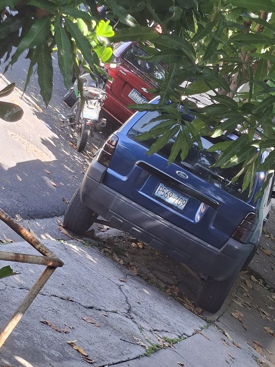 c22_user's tweet photo. @VMTElSalvador Estamos hartos de esta situación, las aceras son para las personas no para los vehiculos. ¿Cuando van ayudar con esto? Es en Colonia palmira de Mejicanos, por la unidad de salud https://t.co/ObvC6kqKX4