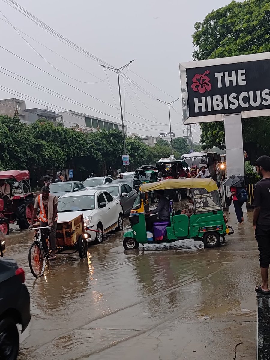 Sarikad29gmail1's tweet photo. Every year, rains bring same havoc, causing immense inconvenience &amp; posing serious risks to schoolchildren, commuters, &amp; all others. It is a pity that we have no option but to endure this ordeal helplessly, while those responsible for upkeep &amp; maintenance remain indifferent. https://t.co/UJHnS9BLav