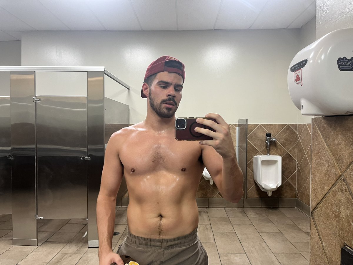 EduJaviGomez's tweet photo. your local gym https://t.co/UGRJicFMM4