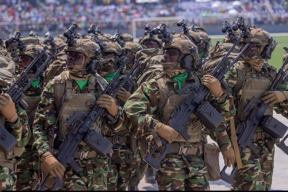 EliasNiy10's tweet photo. @IntumwaNews @fdnbbi Le masque des forces spéciales n'est pas un mystère, c'est une protection. Dans toutes les armées modernes, c'est ainsi. Les critiques montrent juste leur ignorance.
Bravo aux #FDNB pour ce défilé impressionnant. https://t.co/cBXYmSN9jI