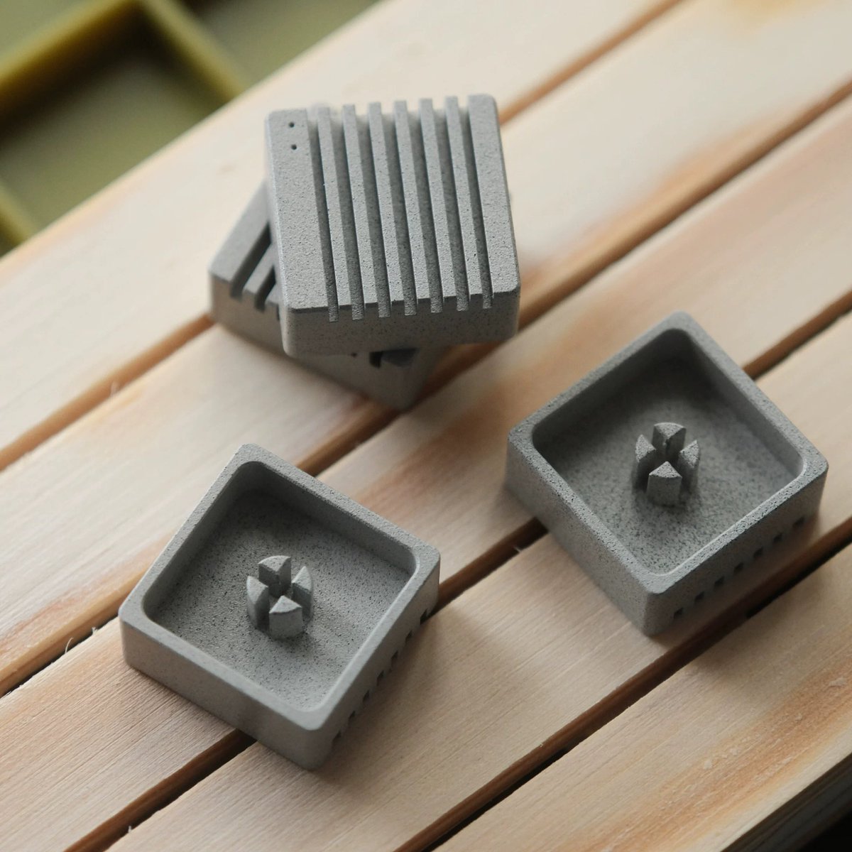 KeysFusion's tweet photo. Heatsink-inspired metal arrow keys for the keyboard corner everyone forgets.

CNC aluminum, deep ribbed texture, cold-to-the-touch feel.

Available in Linen Grey, Sakura Pink, and Streaming Silver. https://t.co/qsjexE9PtJ