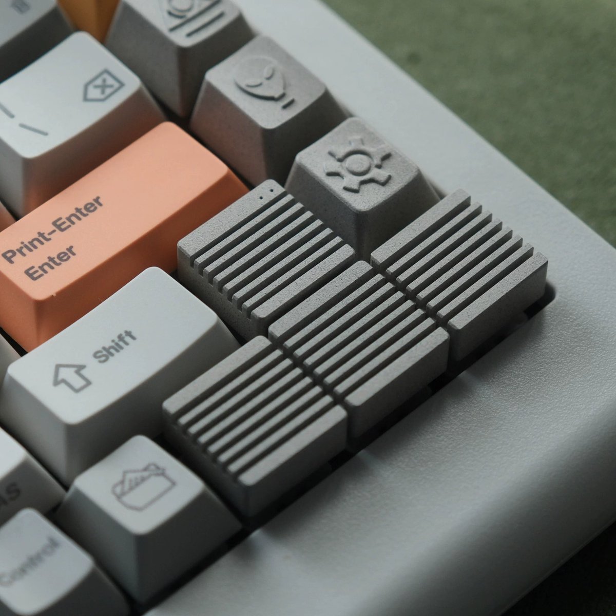 KeysFusion's tweet photo. Heatsink-inspired metal arrow keys for the keyboard corner everyone forgets.

CNC aluminum, deep ribbed texture, cold-to-the-touch feel.

Available in Linen Grey, Sakura Pink, and Streaming Silver. https://t.co/qsjexE9PtJ