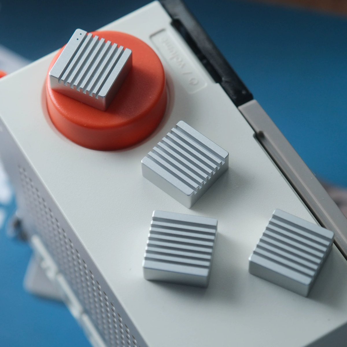 KeysFusion's tweet photo. Heatsink-inspired metal arrow keys for the keyboard corner everyone forgets.

CNC aluminum, deep ribbed texture, cold-to-the-touch feel.

Available in Linen Grey, Sakura Pink, and Streaming Silver. https://t.co/qsjexE9PtJ