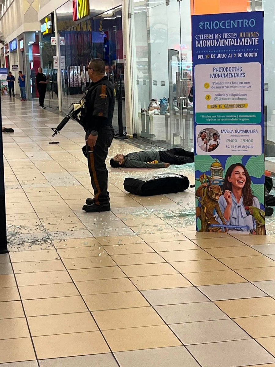 EcEnDirecto's tweet photo. #ATENCIÓN 
Una fuerte balacera se registró en el interior de centro comercial del sur de #Guayaquil, que dejó varios muertos y heridos. https://t.co/KsJryiAAKh