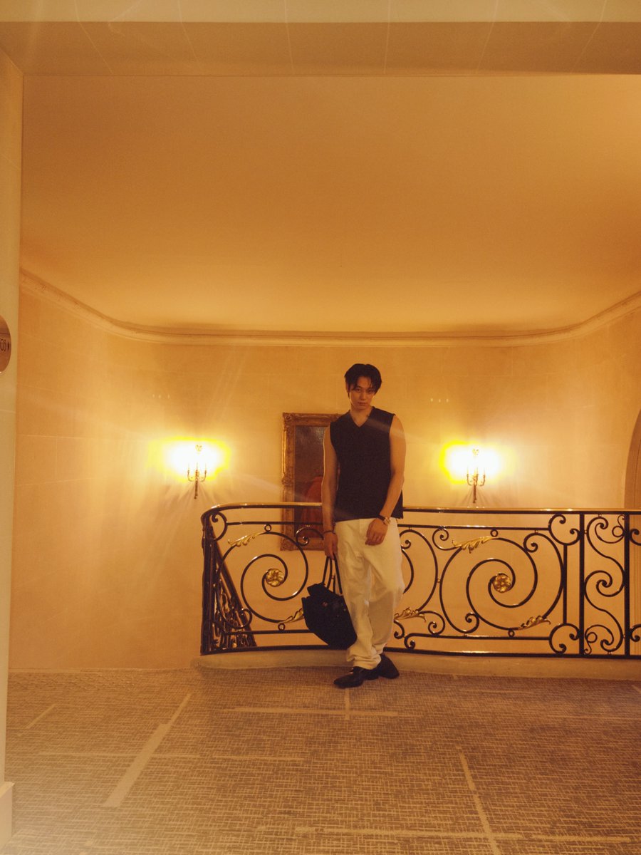 juyeonmaew's tweet photo. AI: "Quiet Luxury" คือสไตล์ความเท่ที่เน้นความเรียบง่าย แต่แฝงไปด้วยความประณีต คุณภาพสูง และมีคลาส โดยหัวใจหลักไม่ได้อยู่ที่การอวดโลโก้หรือความฉูดฉาด แต่เน้นความมั่นใจที่สะท้อนออกมาจากรสนิยมและการใช้ชีวิต🖤 https://t.co/HFZUsiAs7p