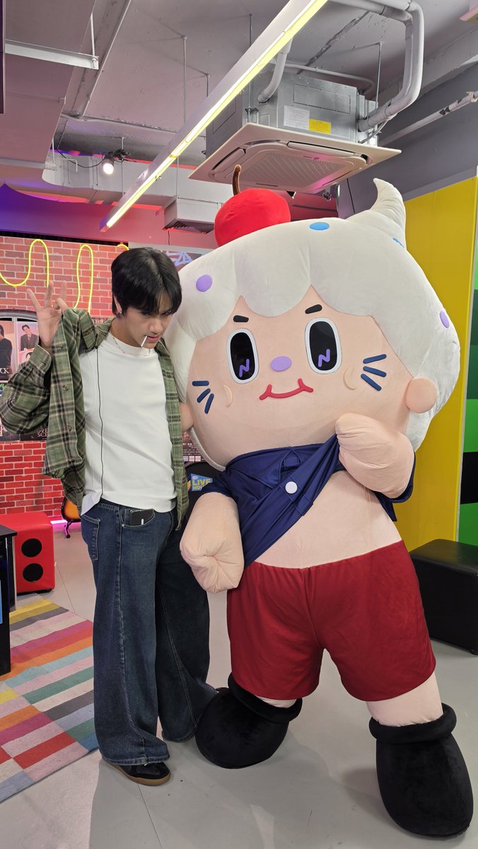 NILKNHAKE_'s tweet photo. ยาแก้แพ้เอามั่ยยุ เพราะชนะไปหมด เห้ออ 😉💜

#GMMTVLiveHouse #NILKNHAKE https://t.co/maRVUWGZId