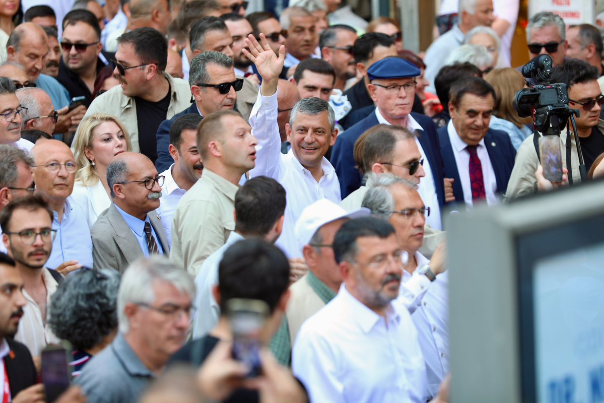 CHPKAZIMKURT's tweet photo. Eskişehir’in sokakları bugün sadece kalabalık değildi; kararlıydı.

Seçilmiş Genel Başkanımız Sayın Özgür Özel ile birlikte yürürken gördük ki insanlar artık duyulmak değil, çözüm görmek istiyor. Adalet istiyor, eşitlik istiyor, geleceğe güvenle bakmak istiyor.

Bu ülkenin umudu, birbirine omuz veren milyonların iradesindedir. O irade ne baskıyla susar ne de umudundan vazgeçer.

Biz de o iradeyle, o cesaretle yürümeye devam ediyoruz.

Ya bir yol bulacağız, ya bir yol açacağız.