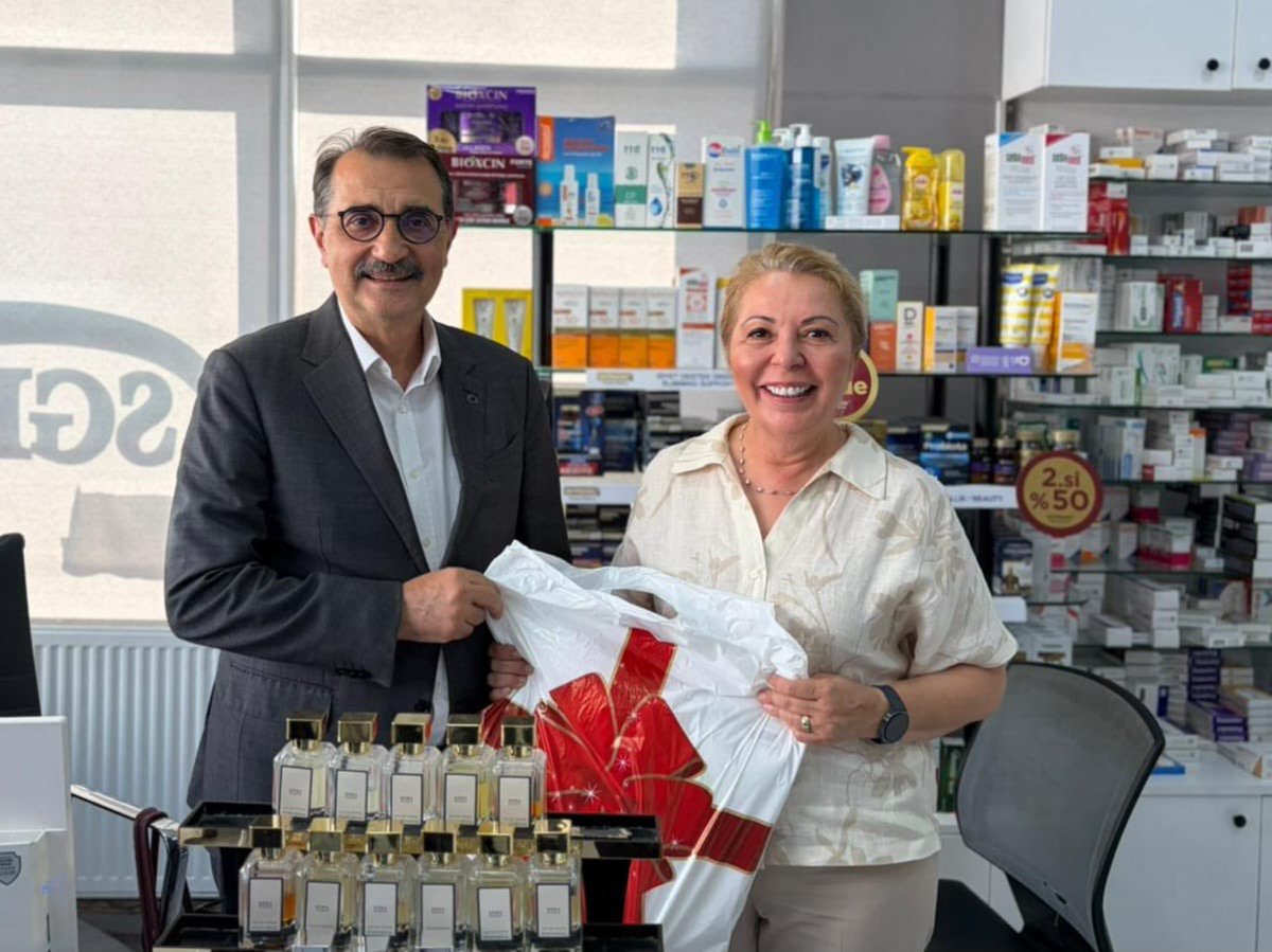 fatih_donmez's tweet photo. AK Parti teşkilatımızın ve Genel Merkezimizin çeşitli kademelerinde önemli görevler üstlenmiş, geçmiş dönem Eskişehir Milletvekilimiz Sayın Ülker Can Hanımefendi’yi Odunpazarı İlçe Başkanımız Mustafa Kemal Bandırma ve teşkilat mensuplarımızla birlikte ziyaret ederek bir araya geldik.

Tecrübe ve birikimlerinden istifade ettiğimiz verimli sohbetimizde, teşkilat çalışmalarımız ve ülkemizin gündemine ilişkin değerlendirmelerde bulunduk.

Ayrıca torun sahibi olmanın mutluluğunu yaşayan Sayın Ülker Can Hanımefendi’yi ve kıymetli ailesini gönülden tebrik ediyor; yavrumuza sağlıklı, huzurlu, hayırlı ve bahtı açık bir ömür diliyorum.