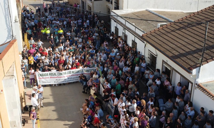 SERAndCentro's tweet photo. 🔊 El alcalde de #CañadaRosal asegura que la recuperación de los servicios sanitarios es fruto de la movilización 

🗣️ Rodríguez Hans lamenta que la Junta no le haya comunicado la finalización de la reforma del consultorio 

https://t.co/BvTt94X6HR a través de @AndaluciaCentro https://t.co/l3swmeh67g