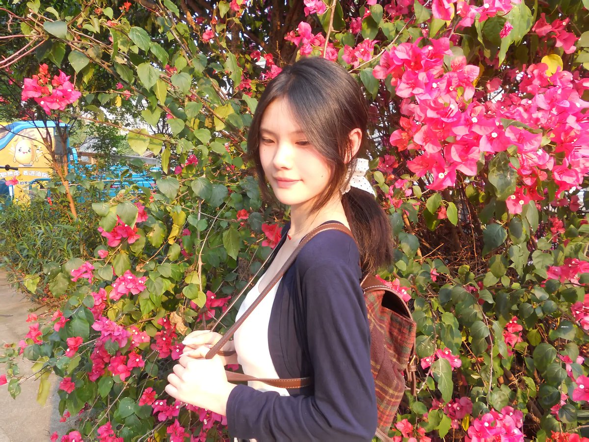 R4D4R1O's tweet photo. 月光缠绵 躲在心里面。#三角梅拍照 #春天 https://t.co/9eQmTOhRjP