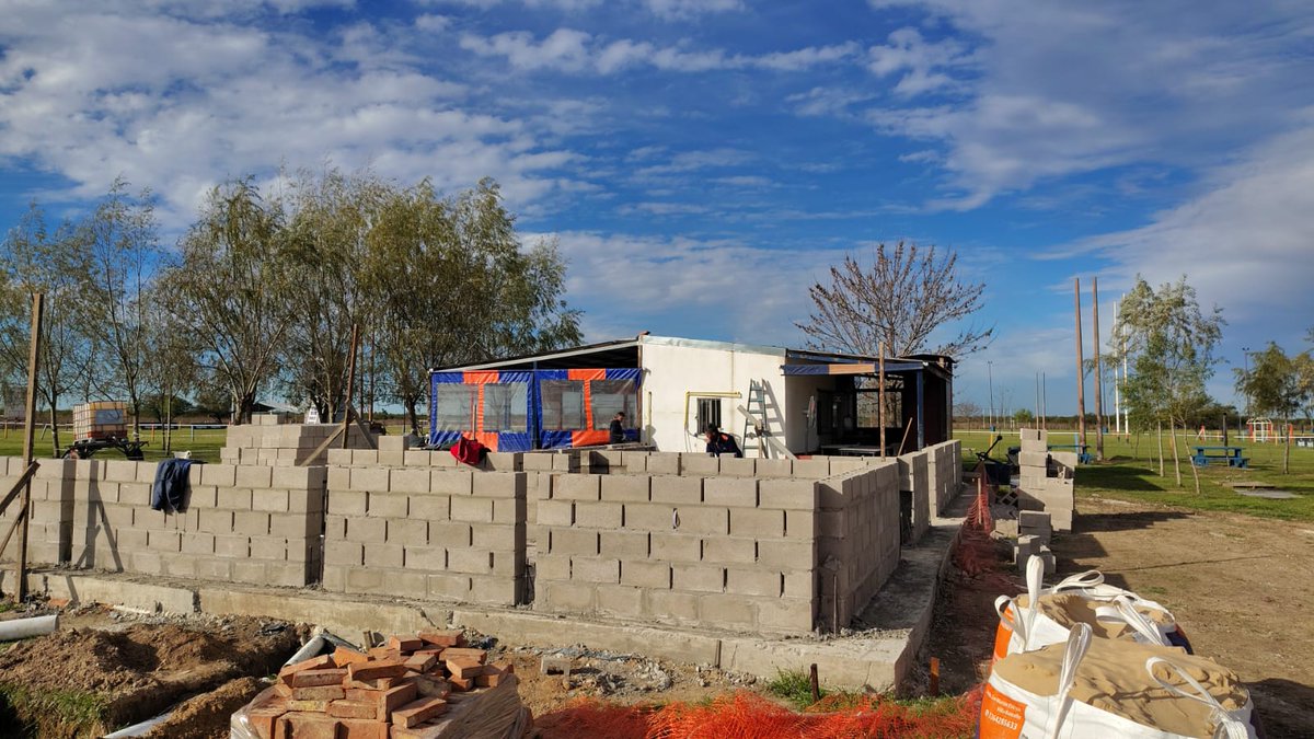 LichiOlearo's tweet photo. ¡#Regatas #SanNicolás crece en la Isla!
Charlamos con el dirigente Darío Di Renzo sobre las obras que transformarán el rugby del club: nuevos vestuarios, tercer tiempo y luces de última generación para el 2027.
Detalles del proyecto https://t.co/9fsFx3OZOs
#Rugby #LichiNews https://t.co/OSeHXjbvEf