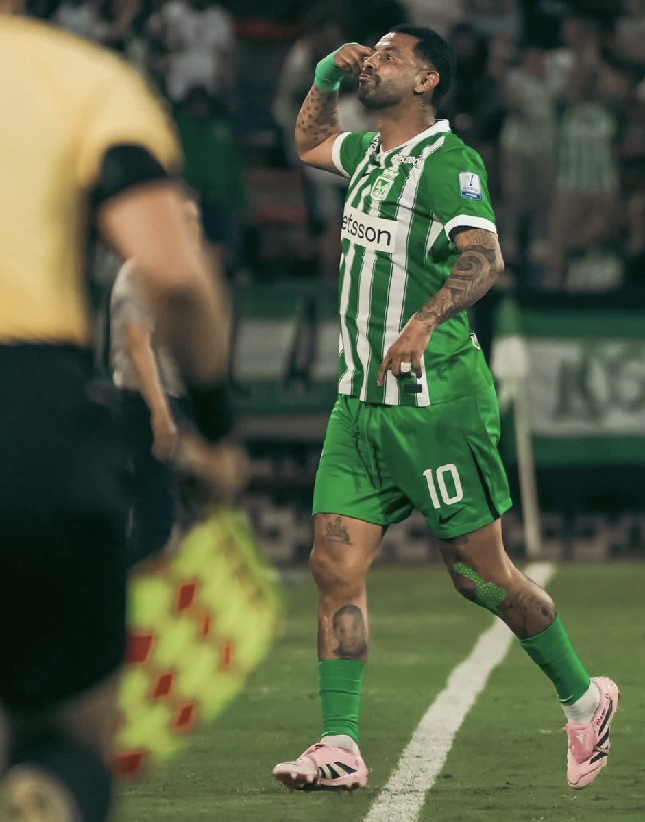 PSierraR's tweet photo. 🚨 Edwin Cardona (33) se queda en #AtléticoNacional. Se renueva su contrato hasta junio de 2027. Las negociaciones con #Universitario no llegaron a buen puerto y el volante sigue en el ‘verdolaga’ 🟢⚪️

🤙🏼 @juandl84 https://t.co/w0RDFjDApn