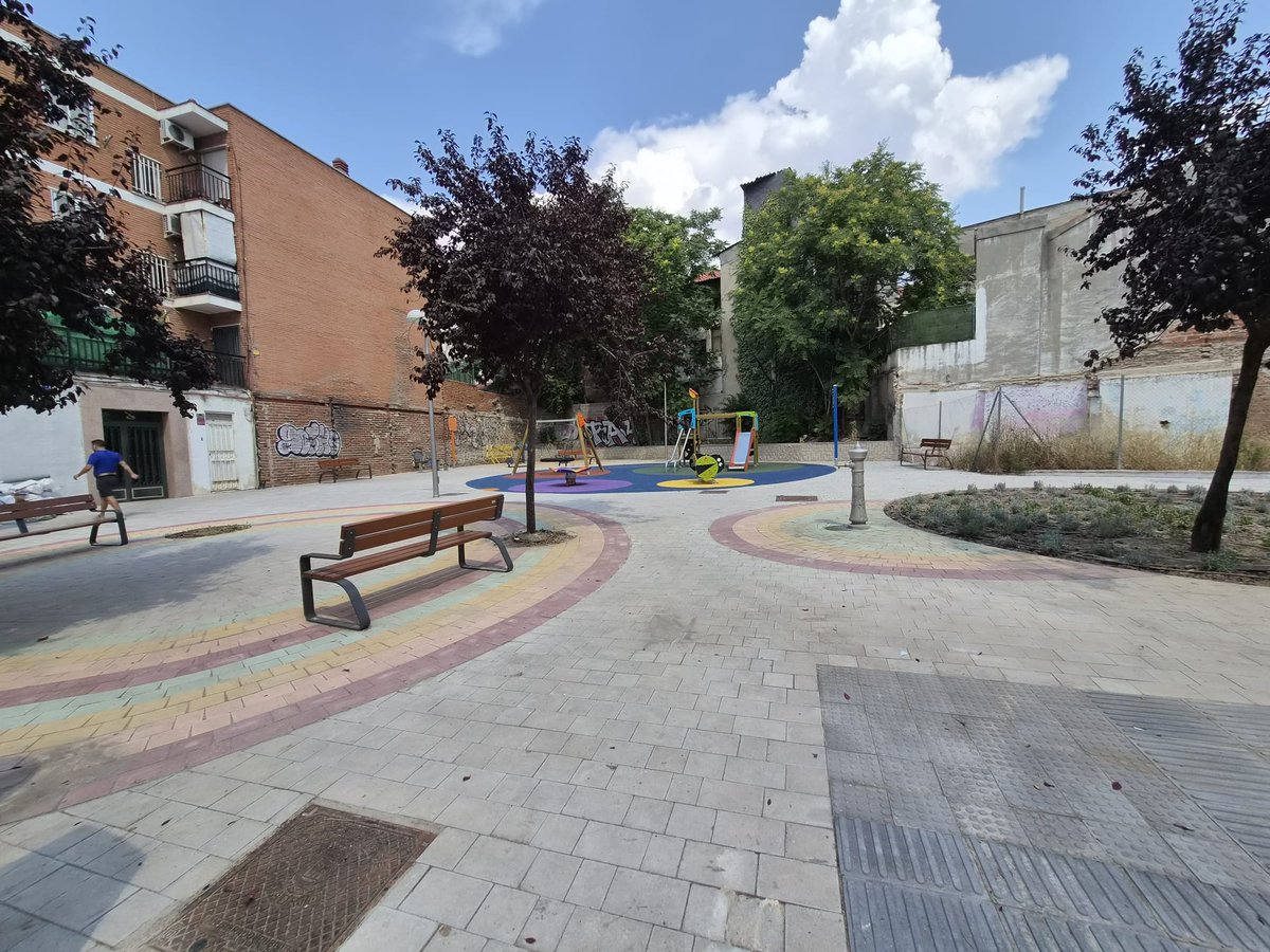AngelNinoQ's tweet photo. Un espacio muy esperado en #PuenteVallecas, que permitirá a los más pequeños disfrutar de una zona de juego moderna, segura y accesible, al tiempo que dota al barrio de un nuevo punto de encuentro para las familias. https://t.co/B5uk15xPJj