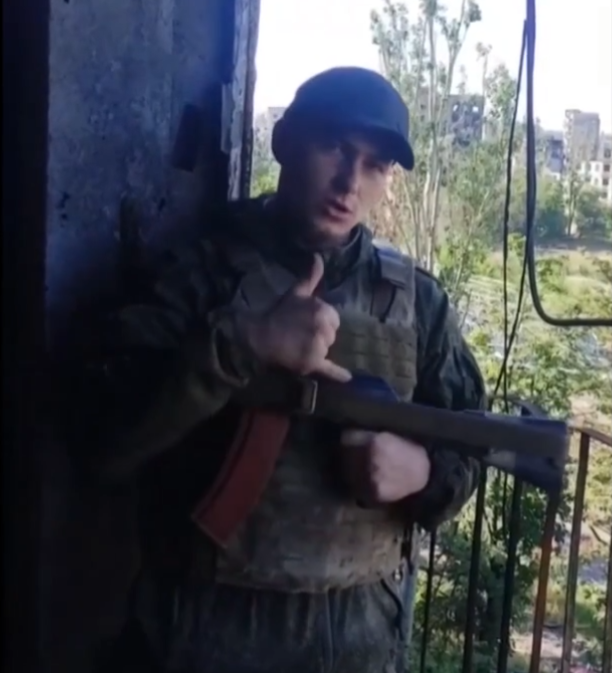 JulianRoepcke's tweet photo. Russische Soldaten zeigen stolz einen Kindergarten im "befreiten" Kostjantyniwka.

➡️Warum sich mein Mitleid mit diesen Menschen in Grenzen hält, erklärt sich von selbst.

➡️Würde es für unmoralisch halten, diesen Gestalten *nicht* alles entgegenzuwerfen, was wir können &amp; haben. https://t.co/u0BAYpPNdo