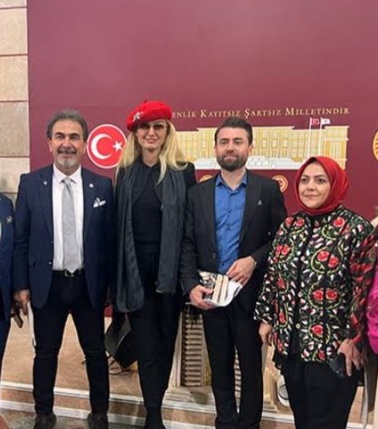 HaticeCumh1962's tweet photo. @mumine79 @aliosmanonder34 Kanun Geçerken 
Mecliste olmayan milletvekillerini Destekleyerek mi anlattı 😂
@ErkanTrukten #ÇözümSiyasiUyanış #RezervAlanKanununaHayır #RezervAlan https://t.co/VwuKu3P0sY