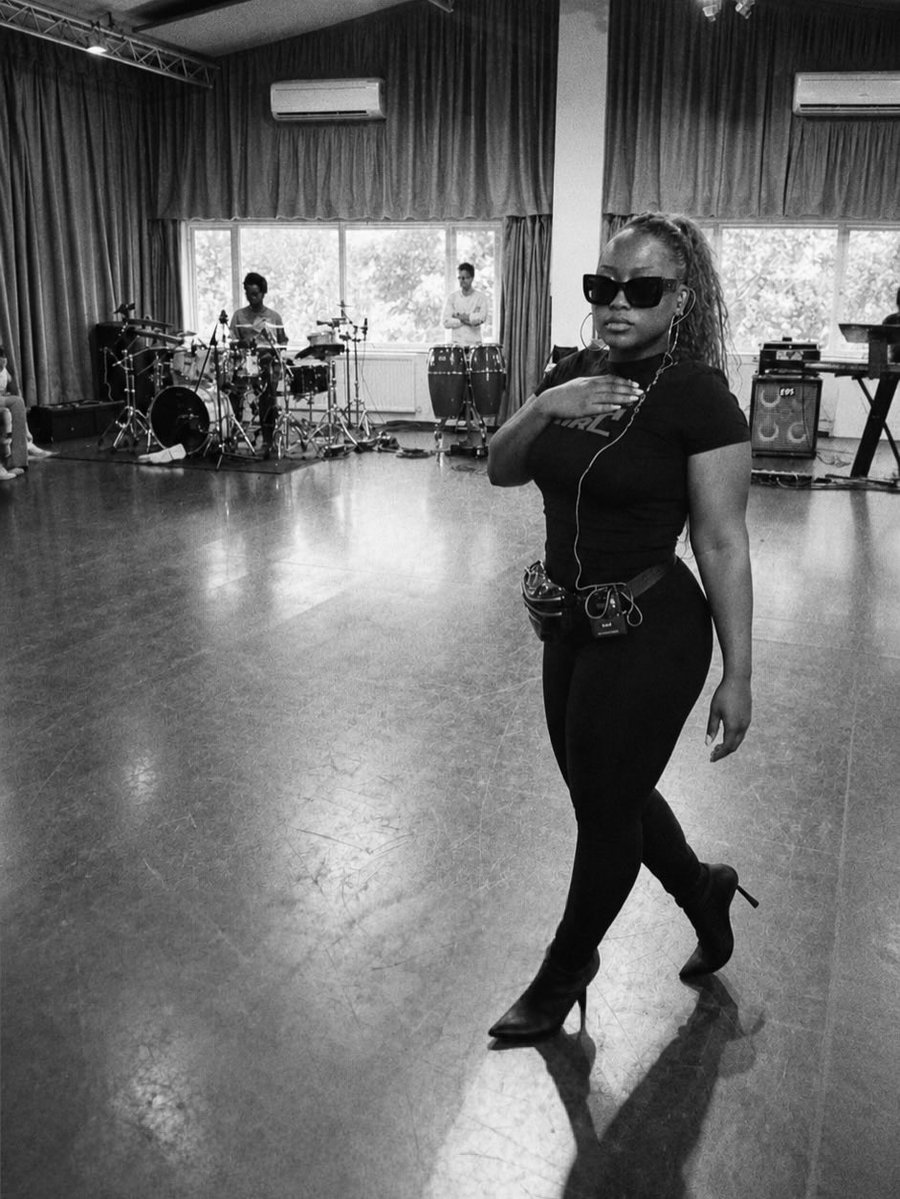 blackebony28's tweet photo. Wizkid’s backup singer Tenitinks   Via instagram post ❤️💖 https://t.co/94pKZV41b6