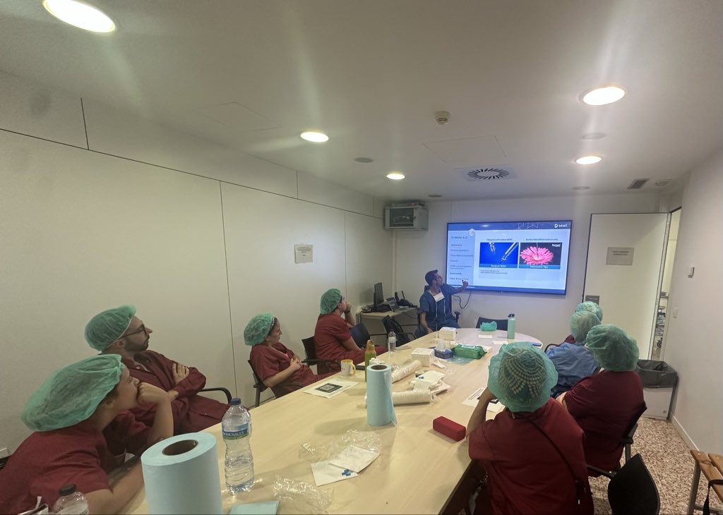 ruthvernet's tweet photo. 📍Iniciem les formacions infermeres del nou robot quirúrgic Symani destinat a la microcirurgia. #cirurgiaplàstica #traumatologia al Bloc Quirúrgic @hbellvitge https://t.co/Vegyjh1eAK