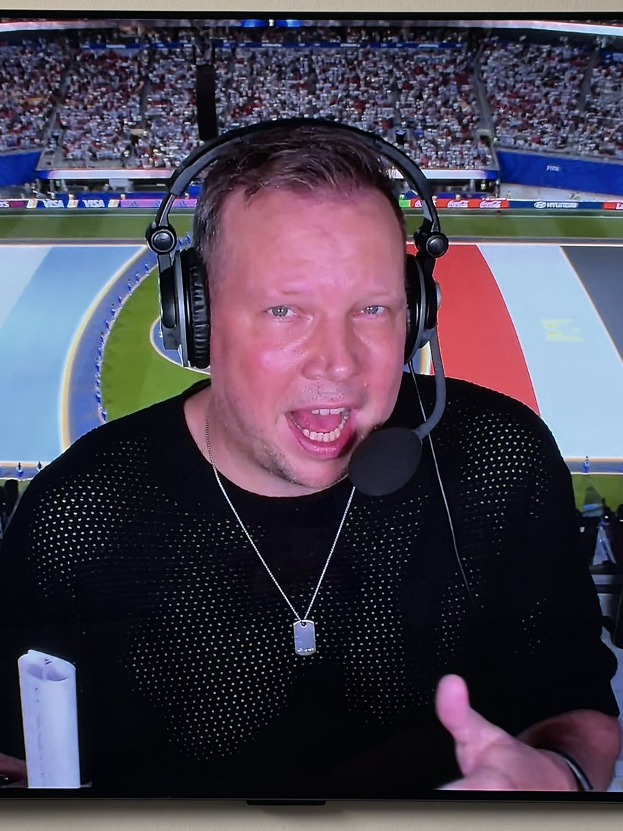 CarlosPinkel's tweet photo. Augen auf bei der Kleiderwahl, obwohl wir natürlich nicht genau wissen was er nach dem Spiel noch vor hat. #WolffFuss #Magenta #WM2026 https://t.co/qnvsTBHOUX
