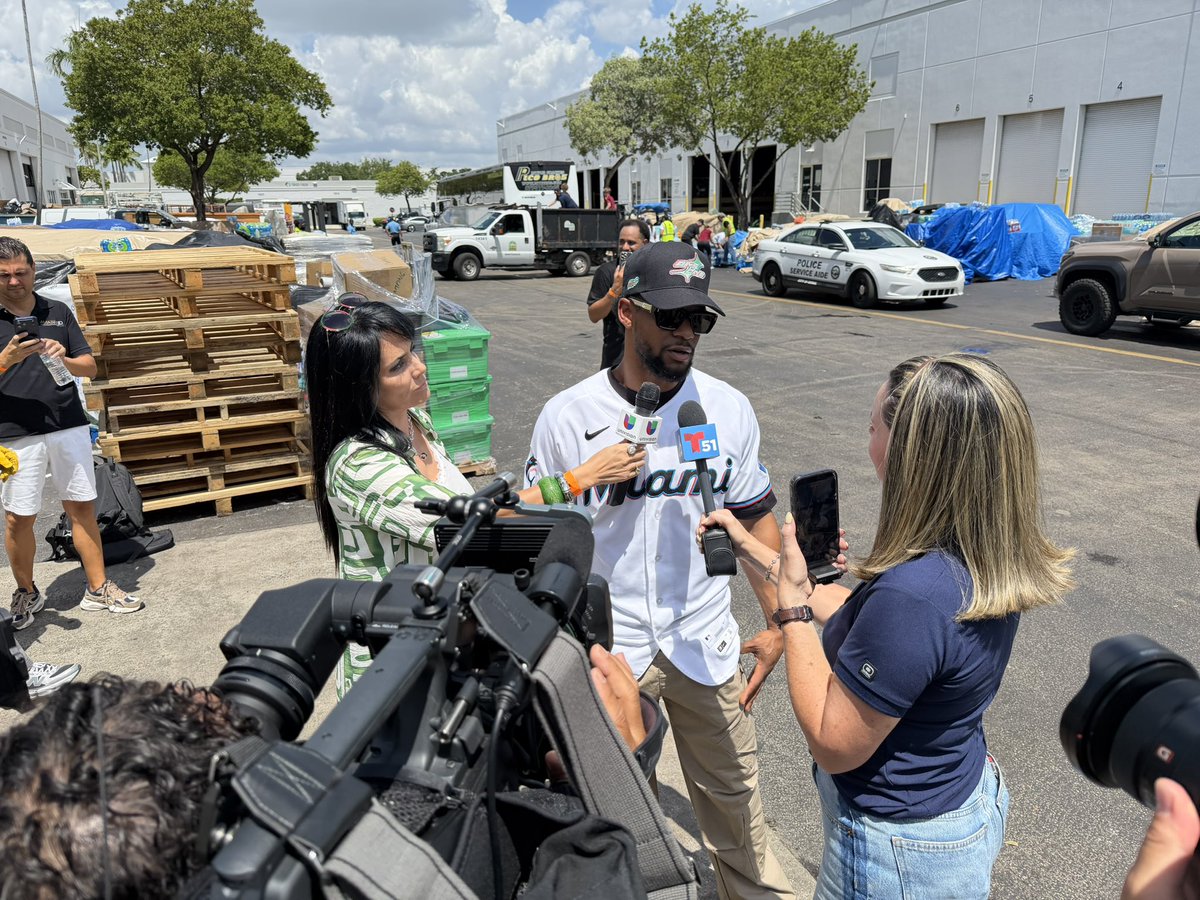 kevin_barral's tweet photo. Javier Sanoja, Otto Lopez and Clayton McCullough are all here at the Global Empowerment Mission Headquarters in Doral helping with donating food, water etc. to help those in Venezuela.

#Marlins https://t.co/8PHU7oh7N9
