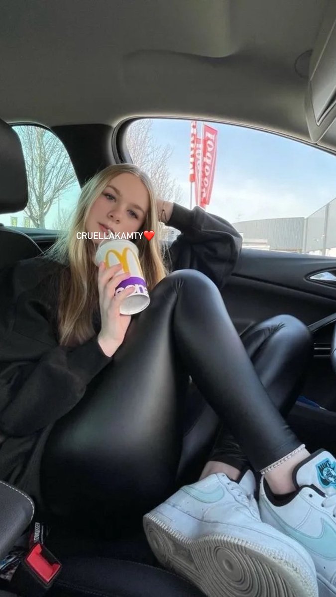 Kamtycruella's tweet photo. Ältere Männer fühlen sich zu jüngeren Frauen hingezogen? Was denkst du darüber? 👀 https://t.co/k1OKqwqAwf