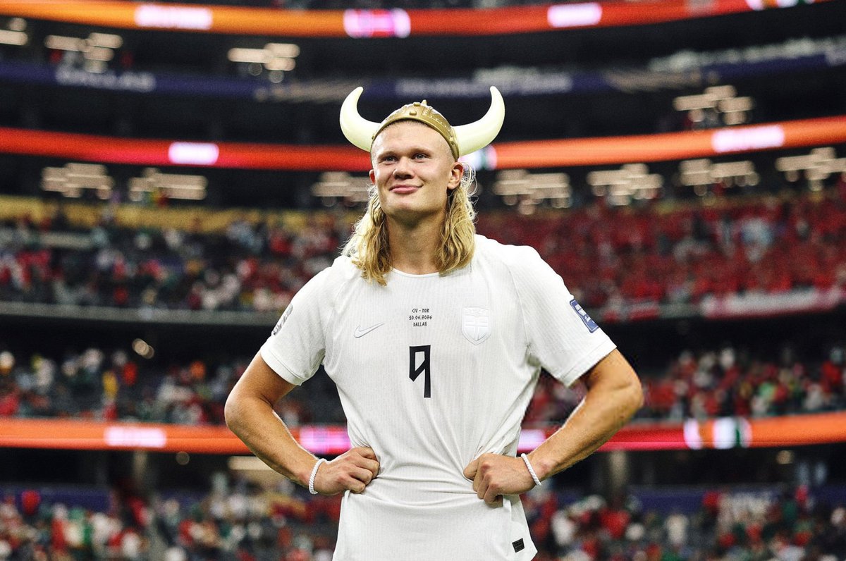 ActuFoot_'s tweet photo. 🚨 MEILLEURS BUTEURS DE LA COUPE DU MONDE 🌎 : 

⚽️⚽️⚽️⚽️⚽️⚽️⚽️⚽️
🇦🇷 Lionel Messi 🆕

⚽️⚽️⚽️⚽️⚽️⚽️⚽️
🇳🇴 Erling Haaland 
🇫🇷 Kylian Mbappé
 
⚽️⚽️⚽️⚽️⚽️⚽️
🏴󠁧󠁢󠁥󠁮󠁧󠁿 Harry Kane

⚽️⚽️⚽️⚽️
🏴󠁧󠁢󠁥󠁮󠁧󠁿 Jude Bellingham
🇫🇷 Ousmane Dembélé
🇪🇸 Mikel Oyarzabal
🇲🇽 Julian Quiñones
🇸🇳 Ismaïla Sarr
🇧🇷 Vinicius Junior