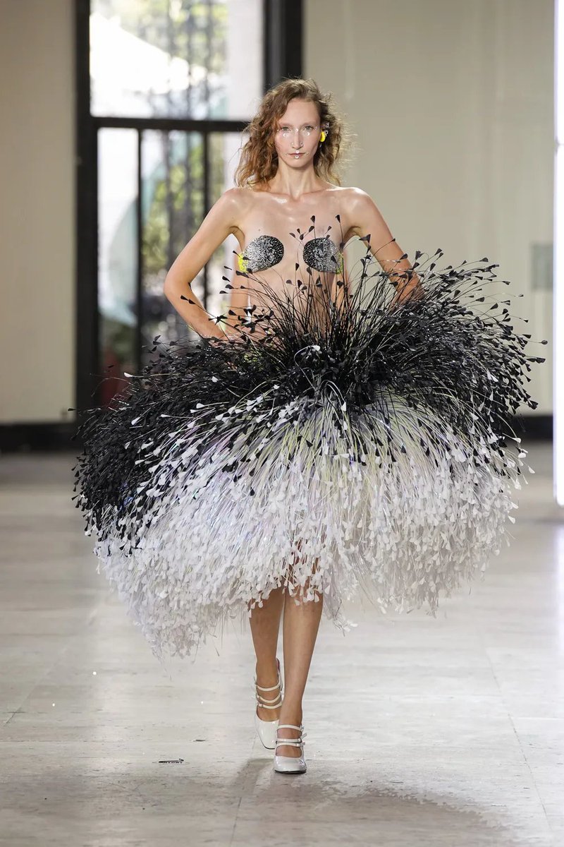 itsbleekerxox's tweet photo. Germanier Couture FW26; a feathered landing https://t.co/LypBcE2bab