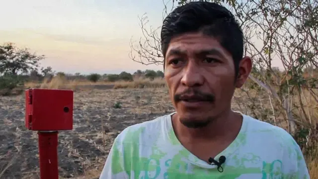 GuacamayanLeaks's tweet photo. 1/ Samir Flores Soberanes (1982-2019) no era un activista cualquiera. 
Era un campesino nahua, herrero, padre de cuatro hijos, fundador de Radio Amiltzinko y uno de los defensores más firmes del territorio en Morelos. 
Su historia es la de un hombre que defendió el agua, la tierra y la verdad… hasta que lo silenciaron. Hoy, 7 años después, su asesinato sigue siendo una herida abierta que cuestiona al propio Morena. 🧵