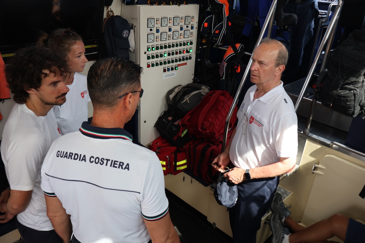 orderofmalta's tweet photo. The Grand Hospitaller of the #OrderofMalta meets @CIS0M doctors, nurses, and volunteers in #Lampedusa. In the presence of @Pontifex, the Order reaffirms the centrality of human dignity and cooperation in assisting migrants.
https://t.co/ouv3UF3knK https://t.co/7lEdr0FR5x