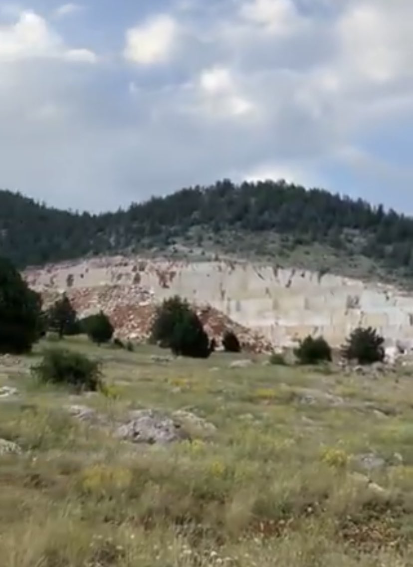 YusufYavuz3's tweet photo. Bu da Konya Derebucak dağlarındaki yıkımın fotoğrafı. Geçmişte bir çoban ormandan bir dal kesse, orman idaresi o çobanın dalına binerdi. Bugün bölgenin ormanları dağıyla, taşıyla, suyu ve ağacıyla kökten yok ediliyor. Tonu bir kaç yüz dolarlık taş uğruna… https://t.co/ZXFB6M0y0Q