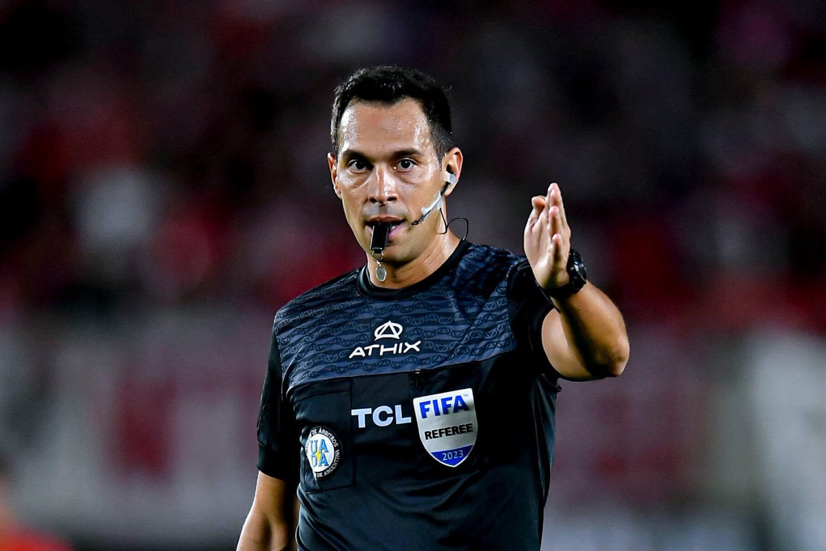 ActuFoot_'s tweet photo. 🚨🚨 OFFICIEL ! C’EST UN ARGENTIN QUI ARBITRERA FRANCE 🇫🇷-🇲🇦 MAROC !!! 🇦🇷

FACUNDO TELLO A ÉTÉ DÉSIGNÉ ARBITRE DE CE QUART DE FINALE. 👮‍♂️ https://t.co/wwJ1zBdRzo