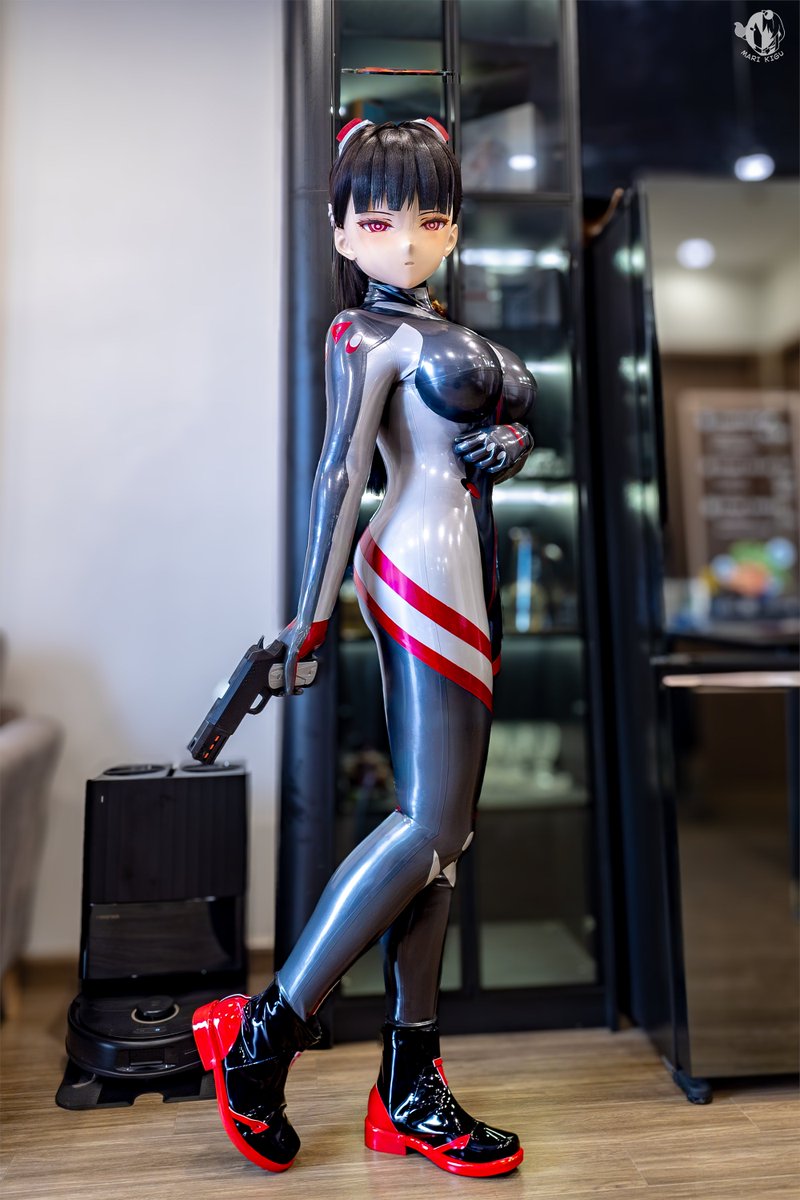 MariKigu's tweet photo. Is Sensei interested in some... curves?

#kigurumi
#latex
#Rio
#BlueArchive https://t.co/bD9G14U5Rl