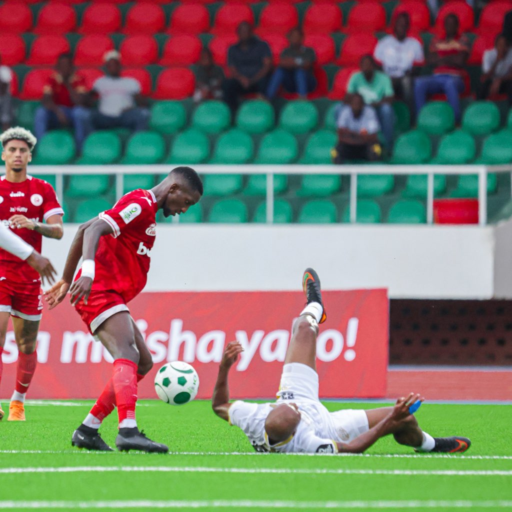 SimbaSCTanzania's tweet photo. Komando akimshughulisha ninja kwenye eneo la vita 😛 #NguvuMoja https://t.co/sndEkyNGHL
