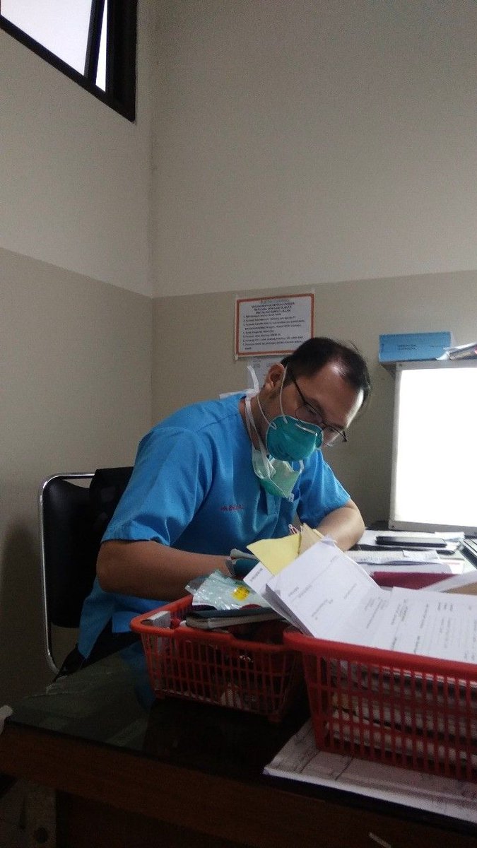 Recehcerdas's tweet photo. Dokter spesialis ortopedi pernah bilang satu kalimat ke gue yg susah dilupain.

​"Pasien saraf kejepit termuda gue bulan ini umur 24. Baru lulus kuliah, ga pernah angkat beban berat, badannya kurus."

​Gue tanya: terus kenapa bisa kena saraf kejepit?

Dia jelasin panjang. Tapi intinya satu hal.
​Bukan soal kecelakaan atau cedera olahraga ekstrem. Tapi soal satu kebiasaan yg dianggap biasa dan dilakuin tiap hari selama bertahun-tahun di depan layar.
​Duduk 8-10 jam sehari. Posisi tubuh condong ke depan, leher menekuk, tanpa stretching sama sekali. Tiap hari.

​Ini yg terjadi di dalam tubuh waktu lo konsisten duduk bungkuk berjam-jam tanpa jeda.
​Beban di tulang belakang naik 3x lipat dibanding saat berdiri. Bantalan tulang belakang (diskus) perlahan tertekan, kehilangan elastisitas, dan akhirnya menonjol keluar menekan saraf di sekitarnya.
​Bertahun-tahun. Diam-diam. Sampe suatu sore pas dia lagi mau ambil pulpen yg jatuh, pinggangnya mendadak kaku dan kaki kanannya langsung kesemutan hebat sampai mati rasa.

Dokternya bilang: "Duduk bungkuk seharian tanpa jeda itu efek ngerusak struktur tulang belakang setara maksain bawa beban puluhan kilo di punggung lo tiap menit."
​Kalimat itu yg bikin pasiennya baru ngeh. Selama ini dia pikir risikonya cuma pegel-pegel biasa atau butuh koyo doang.
​Ternyata yg rusak duluan itu bukan cuma kenyamanan kerjanya. Tapi bantalan tulang belakangnya yg udah bergeser.

Yg bikin lebih berbahaya: kerusakannya terjadi pelan-pelan tanpa lo sadari.
​Bantalan tulang yg mulai menipis itu ga langsung bikin lumpuh. Lo masih bisa jalan, masih bisa scrolling medsos. Kalo ga di-MRI, lo ga bakal tau ada saraf yg kejepit di area lumbal atau leher.
​Baru kerasa waktu tonjolannya udah bener-bener nyentuh jalur saraf utama.

Tanda-tanda tubuh udah mulai kasih sinyal yg sering diabaikan:
​Pinggang sering kaku tiap bangun pagi. Paha belakang atau betis kerasa kesemutan/panas kayak ketarik kalo duduk agak lama. Telapak kaki kadang mendadak lemes atau gampang kesandung tanpa sebab.
​Itu bukan "pegel encok biasa." Itu saraf yg udah mulai kejepit dan kejebak di dalam.

Dua hal yg bantu ringankan beban tulang belakang dan perbaiki postur secara konsisten:
​Korset Lumbal / Back Support, bantu jaga posisi tulang belakang tetep tegak lurus secara mekanis saat kerja di kursi.

cc : pojokpakjiman