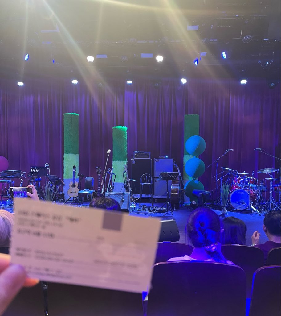 noathmee's tweet photo. 해파님 공연 보면서 울었다
요즘 진짜 괴로움이 한계에 달해서 
마음치유하러 먼 길 간건데(다섯시간걸림) 
늘 그렇듯 오늘도 변함없이 
나에게 너무 다정한 위로가 되어주어서…
벅찰만큼 다정해서 눈물이 계속 나왔어  .. . 
ㅠㅠ https://t.co/fShUCEZuSH