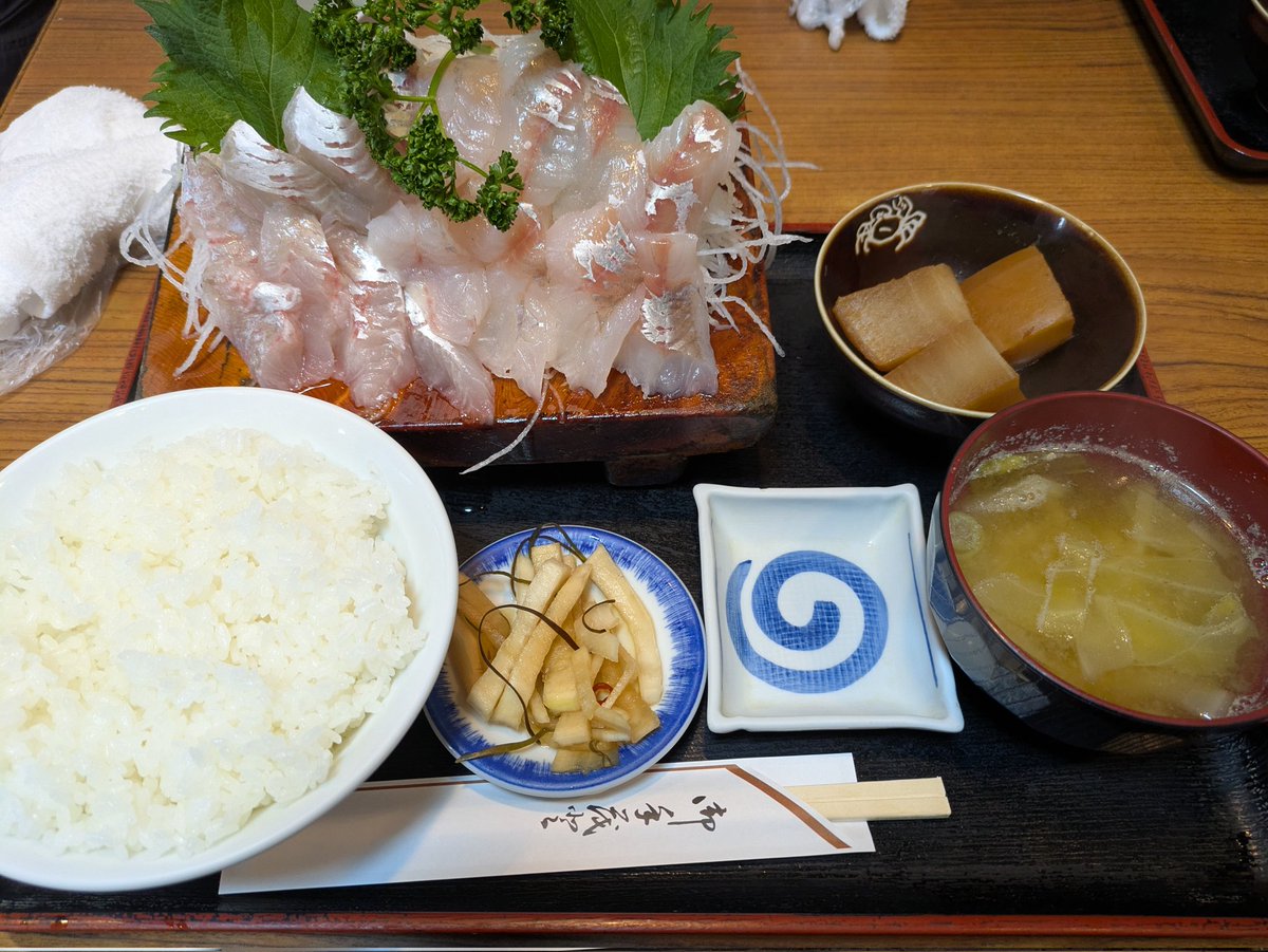 Woofer30's tweet photo. 国立駅の近くには「とりいづか」というとんでもないクオリティの海鮮料理屋があるので、ぜひ行ってみてほしい。金土日しかやってない。でもこれ以上混まないで欲しいので秘密にしておいてほしい。 https://t.co/eYoKk70Viq