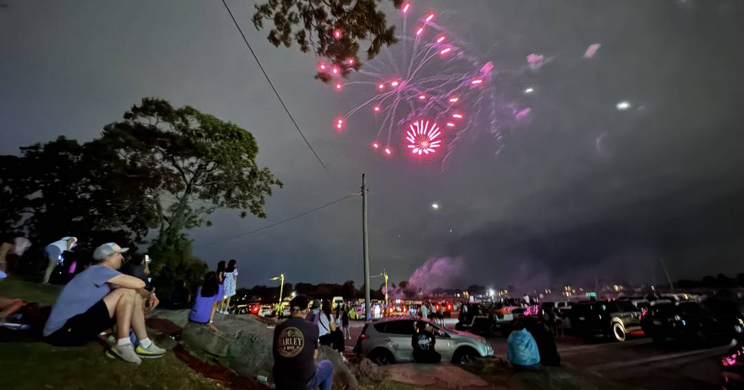 NewRochelleNY's tweet photo. 🎆 The sky lit up with fireworks (and lightning! ⚡) this 4th of July! Thanks to everyone who joined the fun at Hudson Park for the Summer Sizzle Concert and the Spark the Sound fireworks show! #america250 #newrochelle https://t.co/PE6H4YYTSC