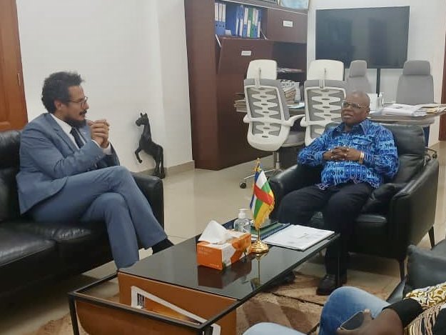 UNHCR_CAR's tweet photo. Ensemble pour des systèmes de santé plus forts! 🤝

Visite de courtoisie du HCR à @MSPCentrafrique auprès du Ministre @DrPSomse, récemment reconduit.

Échanges sur la mise en œuvre du notre MoU et le renforcement de la collaboration en santé 🏥 dans les pôles de développement. https://t.co/7gUCM5KN8D