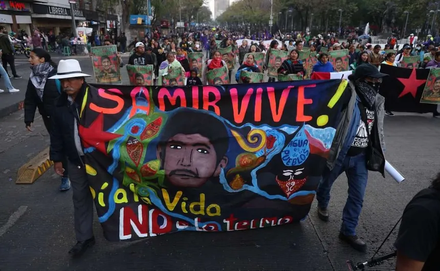 GuacamayanLeaks's tweet photo. 9/ Hoy Samir vive en la memoria de los pueblos que resisten. Su radio sigue sonando. Su ejemplo denuncia que, bajo Morena, defender la tierra sigue costando la vida.
Justicia para Samir Flores. Samir vive, la lucha sigue.
#SamirVive #JusticiaParaSamir #Morelos https://t.co/s5wcGFkO7v