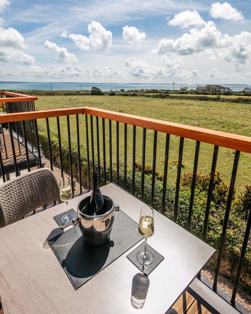 TwrYFelin's tweet photo. If you're dreaming of a summer escape by the sea, this is the room for you.

#twryfelinhotel #thecelticcollection #stdavids #pembrokeshire #bedroom https://t.co/VmwQHn6C8v