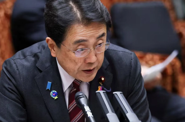TKouilou's tweet photo. Toutes les failles sont bouchées : Tokyo interdit officiellement le contournement de son embargo sur le carburant aviation russe, même via des tiers ou des transbordements en mer. 
Le ministre japonais Resei Akazawa l’a martelé : "Aucune exception", que ce soit par pays intermédiaires ou navires relais.

Moscou, à sec après les frappes ukrainiennes sur ses raffineries, tentait de s’approvisionner via des réseaux de traders. 
Réponse du G7 : zéro tolérance. "Contrôle strict, coordonné, sans faille", insiste Akazawa.

La Russie va devoir pédaler… ou voler à vide... ou faire de l'équitation ...Attelage, peut-être... 🤔 etc etc ... 😅🥴

https://t.co/311p87NiSO