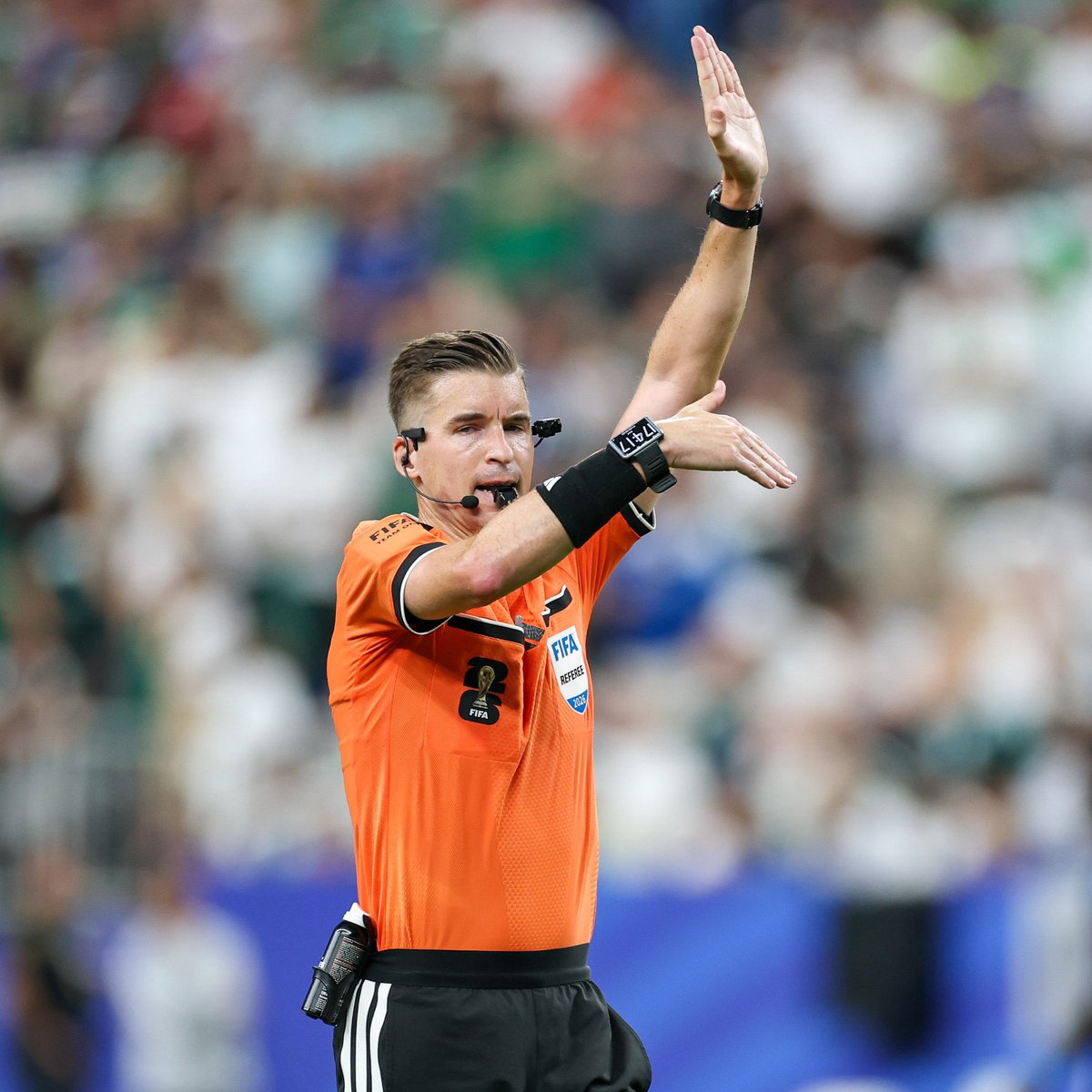 _BeFootball's tweet photo. 🚨 « ON S’EN FICHE DE LA NATIONALITÉ DE L’ARBITRE. »

Omar Da Fonseca sur le choix de désigner Letexier 🇫🇷 comme arbitre du match de l’Argentine 🇦🇷 contre l’Égypte 🇪🇬 :

« ARRÊTONS DE METTRE LE SOUPÇON, LE DOUTE, LE VICE…

Le foot doit unir et nous respecter. On crée de l’attente néfaste. MOI JE SUIS CONTRE ÇA.

ON S’EN FICHE DE LA NATIONALITÉ DE L’ARBITRE. En espérant qu’il soit très bon aujourd’hui et qu’il n’y ait pas de difficulté.

Il faut que les Argentins rentrent dans la mesure, à chaque fois ils s’enflamment et veulent mettre le feu, CALMAAAA PETIT.

C’EST LA PLUIE QUI ARROSE LE JARDIN ET LES FLEURS, PAS LE TONNERRE. »

(@beinsports_FR)