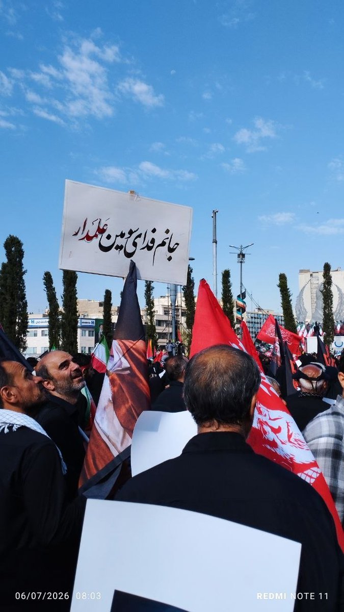 Mahlla93's tweet photo. امروز خیابان‌ها صحنه بدرقه مردی بود که هوادارانش او را شهید می‌دانند.

#باید_برخاست #قائد_امت https://t.co/wqK9mQj4kl