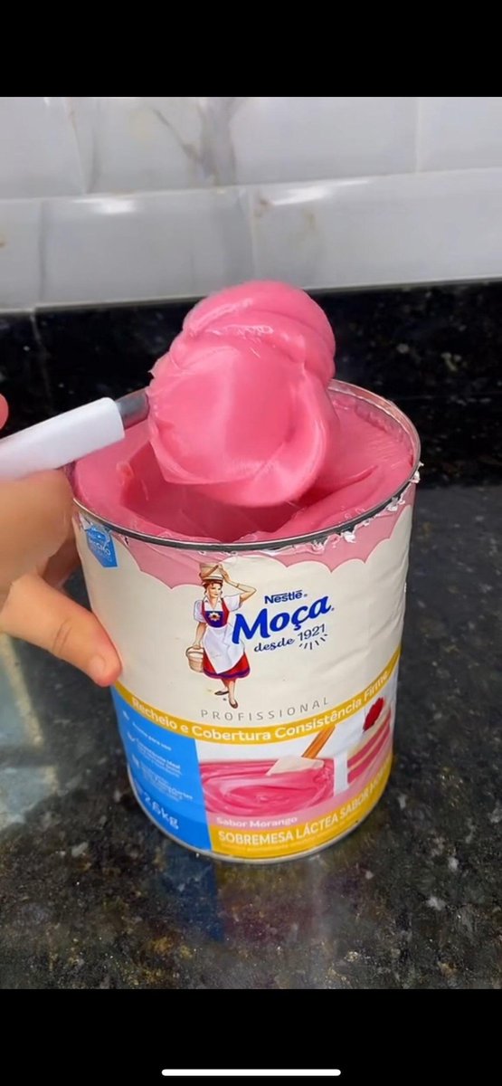 juliasoareseu's tweet photo. Confesso que comprei pela nostalgia… 
Mas a Nestlé acertou em cheio nesse brigadeiro de morango. Bom demais! 🍓🤤 https://t.co/rNyzgcuSDI