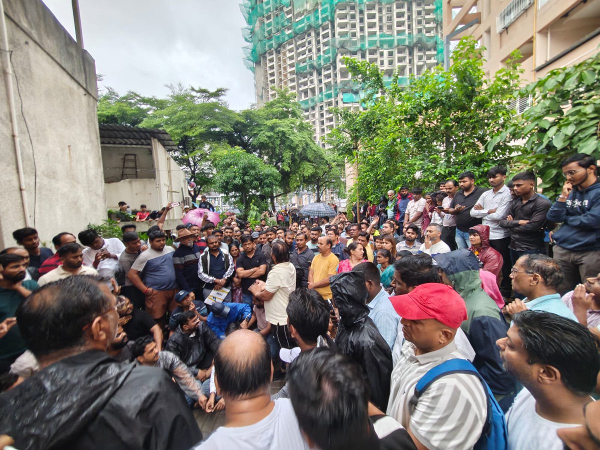 alimshaikhTOI's tweet photo. Hundreds of residents from #Ravet, #Kiwale and #Mamurdi areas protested outside the #MSEDCL office in Ravet over frequent long power cuts in the area over the last three days. Several housing societies have reported power cuts lasting over 24 hours during heavy rain. @MSEDCL https://t.co/OVPbA1I23k