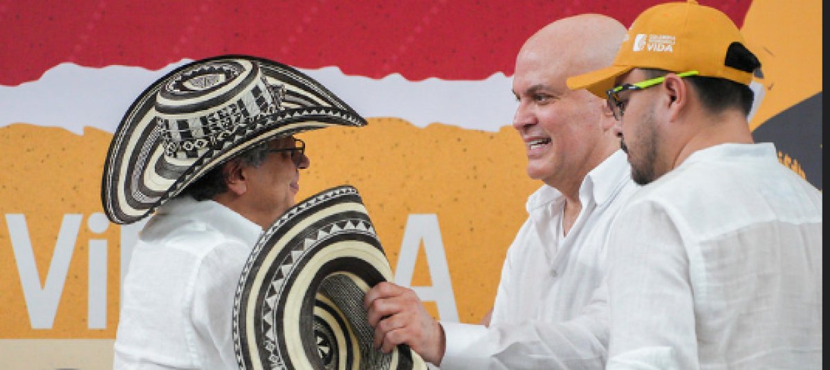 jfrodriguezgdgg's tweet photo. @petrogustavo, deje la demagogia barata.

Su trino NO es una denuncia seria: es una pieza de agitación política, ambigua, desordenada y llena de acusaciones gravísimas sin una sola prueba pública verificable.

Usted habla de fraude, algoritmos extranjeros, fascismo, resistencia activa y desobediencia civil, pero no presenta peritajes, trazabilidad, cadena de custodia, soporte técnico ni evidencia pública. Solo teorías macondianas para envenenar la transición.

El @CNE_COLOMBIA  ya reconoció oficialmente a @ABDELAESPRIELLA  como presidente electo. Esa credencial debe respetarse institucionalmente. La voluntad popular no se desconoce con hilos incendiarios en X, espectáculos de sillas vacías ni propaganda desde el poder saliente.

Y no tergiverse el retiro del empalme. Los representantes del gobierno entrante se retiraron por orden de @ABDELAESPRIELLA presidnete electo, ante la falta de garantías, el desconocimiento político de su elección y la entrega de información que consideran incompleta, inconsistente o no confiable. Eso no es cobardía: es defensa institucional frente a un gobierno saliente que pretende convertir el empalme en una puesta en escena.

Además, resulta grotesco que usted pretenda posar de juez moral frente a supuestos vínculos criminales, cuando su propio gobierno nombró a Salvatore Mancuso como gestor de paz, designó exjefes de las AUC como gestores y llevó a cabecillas de bandas criminales de Medellín a una tarima pública bajo el disfraz de la “Paz Total”.

Eso sí está registrado. Eso sí fue documentado por medios. Eso sí debe ser investigado. @SenadoGovCo @PGN_COL @FiscaliaCol 

@carluciolopez  ya pidió que usted sea juzgado y que los hallazgos del empalme lleguen a la justicia. Eso es lo que corresponde en un Estado de derecho: pruebas, investigación, responsabilidad institucional y control judicial.

Si usted tiene pruebas de fraude, radíquelas ante la autoridad competente. Si no las tiene, deje de usar el poder saliente para sabotear políticamente la transición.

El empalme no es propaganda, no es campaña, no es victimización, no es una tarima de militancia. Es una obligación institucional con Colombia.

Entregar el poder mientras intenta deslegitimar al gobierno entrante no es respeto constitucional. Es sabotaje político disfrazado de democracia.

PD: importante, que las pruebas que presente no sean generadas con AI, sea serio y deje tanto café de leche.  

#PetroVergüenzaMundial #PetroSeráExtraditado #PetroTraidorALaPatria