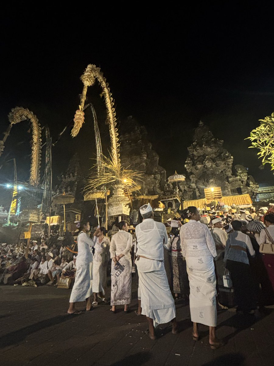 agusxos3's tweet photo. astungkara sampun polih tangkil ring pura goa lawah🙏😇 https://t.co/rlKCpKjAAm