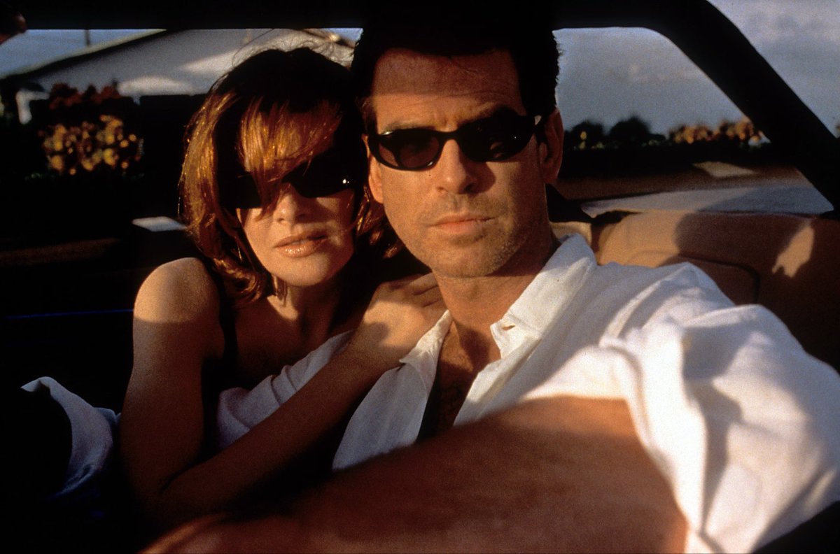 MediumSizeMeech's tweet photo. So many age gap romances. Nobody wants to make a movie where the romantic leads are the same “mature” age, and super hot, and well dressed, and rich, and also they FUCK. Rene Russo and Pierce Brosnan really did what they had to do in The Thomas Crown Affair https://t.co/zZtBEjliad